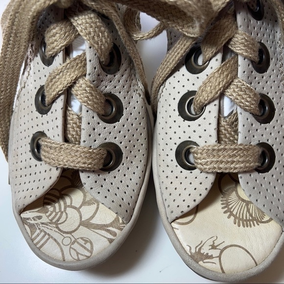 FLY LONDON YLFA Cream perforated leather lace up peep toe wedge. Size 40. - Picture 6 of 7